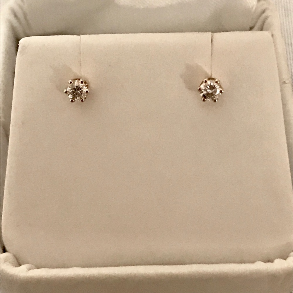 14k yellow gold diamond stud earrings.